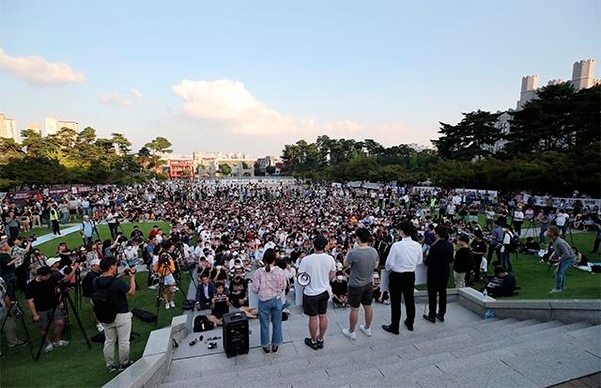  고대·서울대생 촛불 "조국 딸 입시자료 공개" "조국은 사퇴하라"