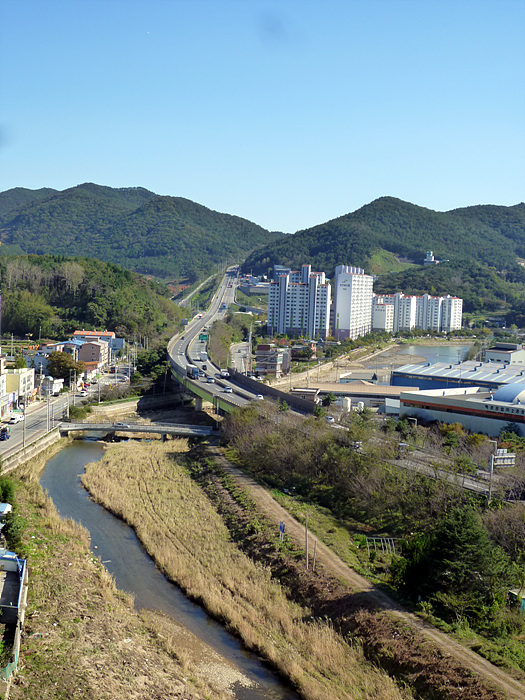  웅동학원, 웅동, 진해구 웅동에 살았습니다.