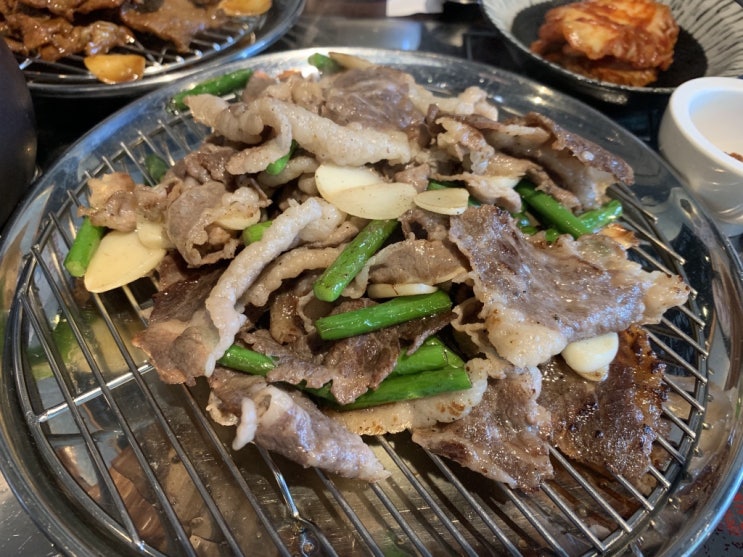 홍대맛집 고기살롱 숯불구이 전문점 차돌박이정식 맛있어요~