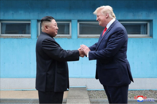 [홍익표] "북한은 한반도의 위기를 고조시키는 군사행동을 당장 중단하고, 한반도 평화를 위한 대화와 협상의 자리로 나서길 바란다."