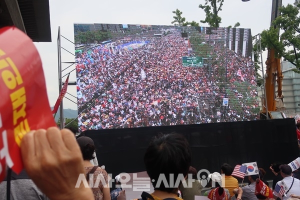 [취재일기] 광화문 광장의 조국 규탄 집회…“6월 항쟁 이후 처음 나왔다”