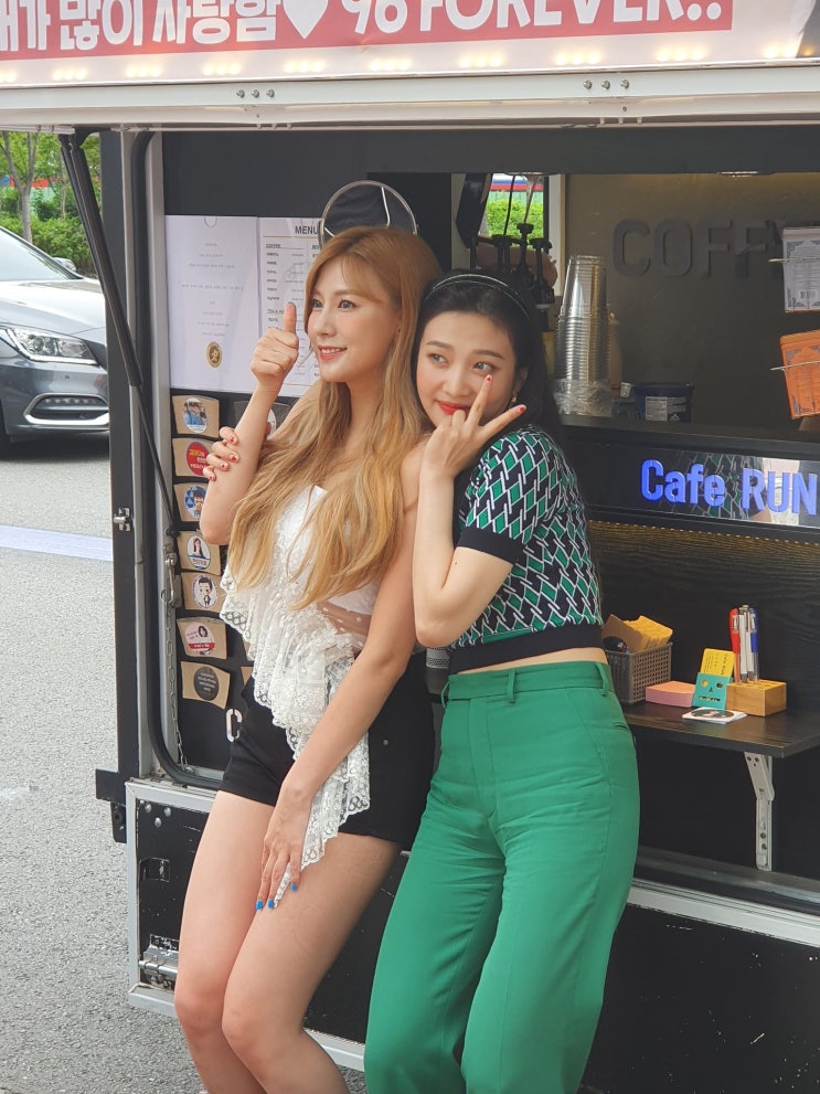  [오하영/조이] 여자친구 예린이 보내준 커피차에서 재밌게 노는 96즈