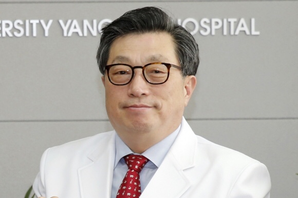  ‘조국 딸 지도교수’ 부산의료원장 “장학금 의혹, 사실 아니다”