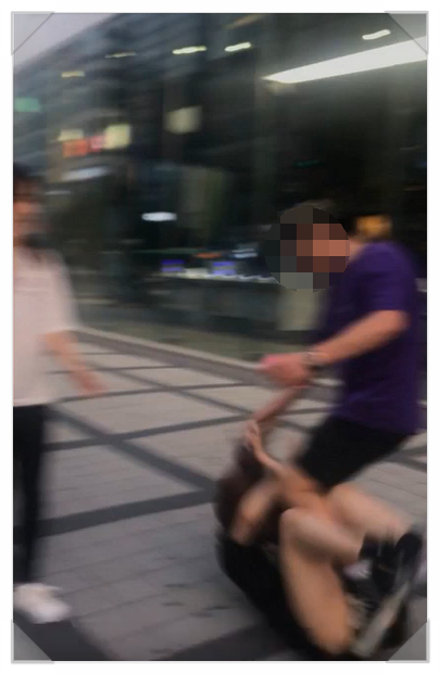 일본 여성(20대) 관광객 머리채 잡힌채 홍대입구역 거리에서 폭행 당해. 트위터에 해당 동영상 올라와 파장...폭행을 가했다는 검은색 반바지에 보라색 티셔츠 입은 남성은 누구?