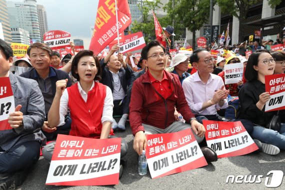  [홍익표] "자유한국당 황교안 대표와 나경원 대표는 자신들을 둘러싼 각종 의혹부터 말끔히 해결하고 장외투쟁을 하든 대권놀음을 하든 하길 바란다."