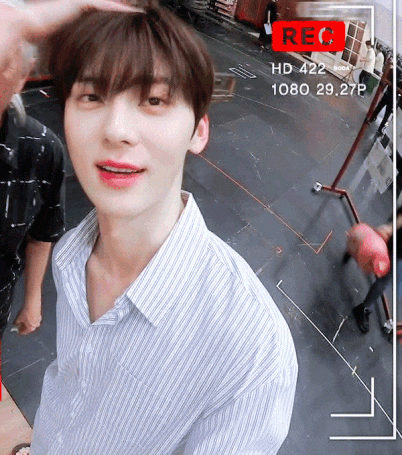  [ NU'EST HQ Gif / 황민현 고화질 움짤 ] 190823 연예가중계 같이 퇴근할까요 - 뮤지컬 마리 앙투아네트 배우 인터뷰