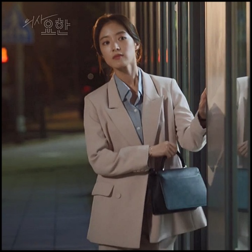  의사요한 이세영 패션 가방은 폴스부띠끄 튤리랍니다
