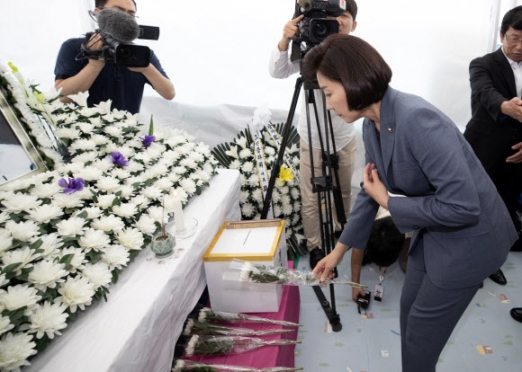 ‘사인 불명’ 탈북 엄마·6살 아들 장례, 통일부 “최대예우 진행” ‘사인 불명’ 탈북 엄마·6살 아들 장례, 통일부 “최대예우 진행”