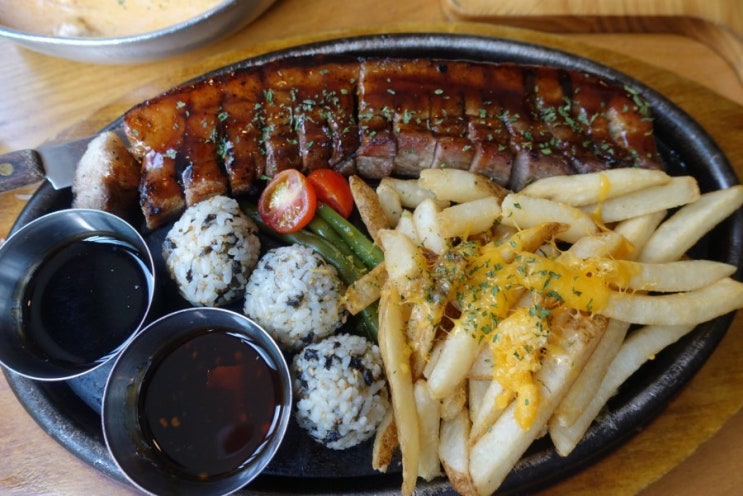  뭘시켜도 평타이상 홍대 맛집