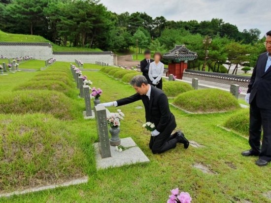 노태우 아들, 5·18묘지 찾아 "사죄"···"아버지 뜻 반영됐다" 노태우 아들, 5·18묘지 찾아 "사죄"···"아버지 뜻 반영됐다"