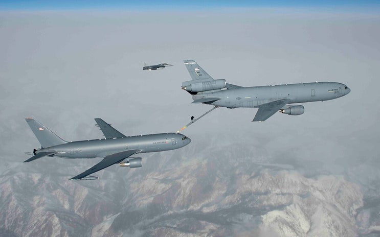  미군의 최신 급유기 KC-46, 오산공군기지 도착, 사흘 후 다시 원복