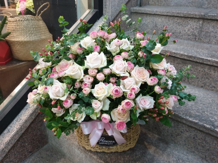 [광화문꽃집, 종로꽃집] 에리카 플라워에서 만든 기념일 생일 선물 100송이 꽃바구니