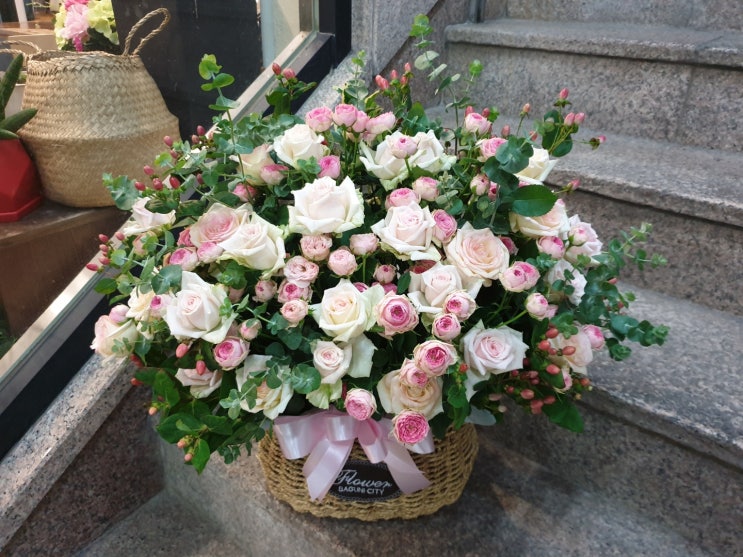  [광화문꽃집, 종로꽃집] 에리카 플라워에서 만든 기념일 생일 선물 100송이 꽃바구니
