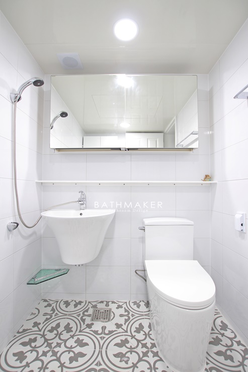 작은 욕실리모델링 하기, 화이트 벽타일과 패턴 바닥타일을 시공한 욕실, 성북구 돈암동 삼성아파트 욕실공사, UBR욕실리모델링
