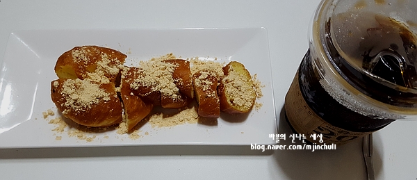  [현대백화점무역센터점맛집/베이커리율교]생활의 달인에도 방송된 콩고물꽈배기와 스콘들. 내 입에는 쵸코스콘이 1등.