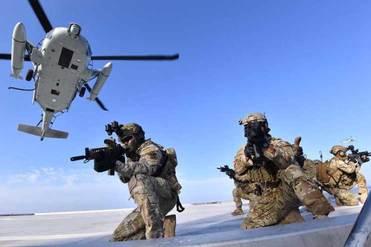 [포토] 영토수호…해군 특전요원(UDT), 해상기동헬기(UH-60)로 독도에 전개