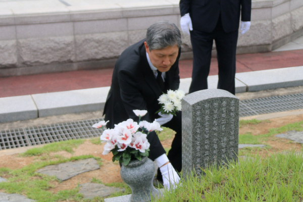  “진심으로 사죄” 노태우 전 대통령 장남, 518 묘지 참배