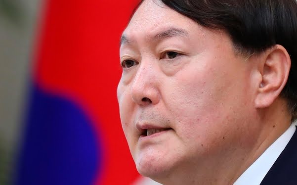  與도 野도 검찰까지 놀란 조국 전격 수사... 윤석열 '살아있는 권력'에 칼 빼나