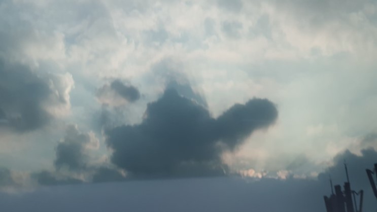 여행중 하늘의 뭉게구름 강아지일까? 아니면 악어의 입일까?