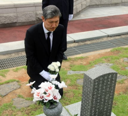  [한국남자]노태우 아들, 5·18묘지 참배…“슬쩍 와서 무슨 사죄냐”