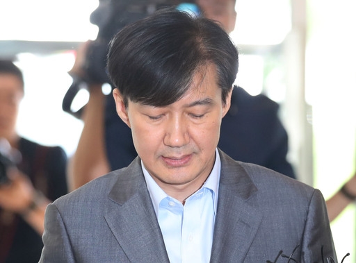‘조국힘내세요’ 실검 순위 급등, 일부 커뮤니티 중심으로 "꼭 지켜드리자" ‘조국힘내세요’ 실검 순위 급등, 일부 커뮤니티 중심으로 "꼭 지켜드리자"