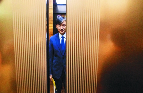  장관도 아닌데 개혁안 불쑥불쑥… 법조계 “누가 누굴 개혁하나” (조국 검찰 개혁안 발표, 검찰 출신 변호사는 “다수 여론 자녀 특혜 비판받는 당사자가 ‘개혁' 설득력 있을지")