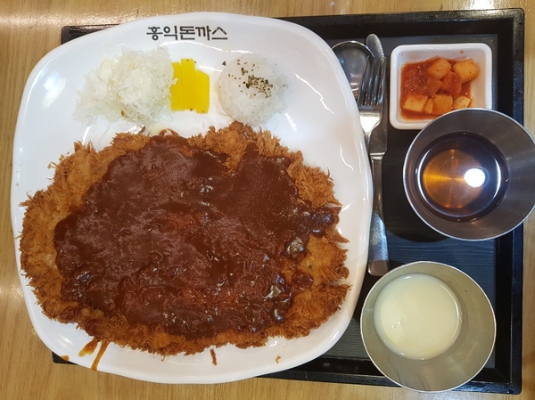  홍익돈까스 좋아하게됐어요.