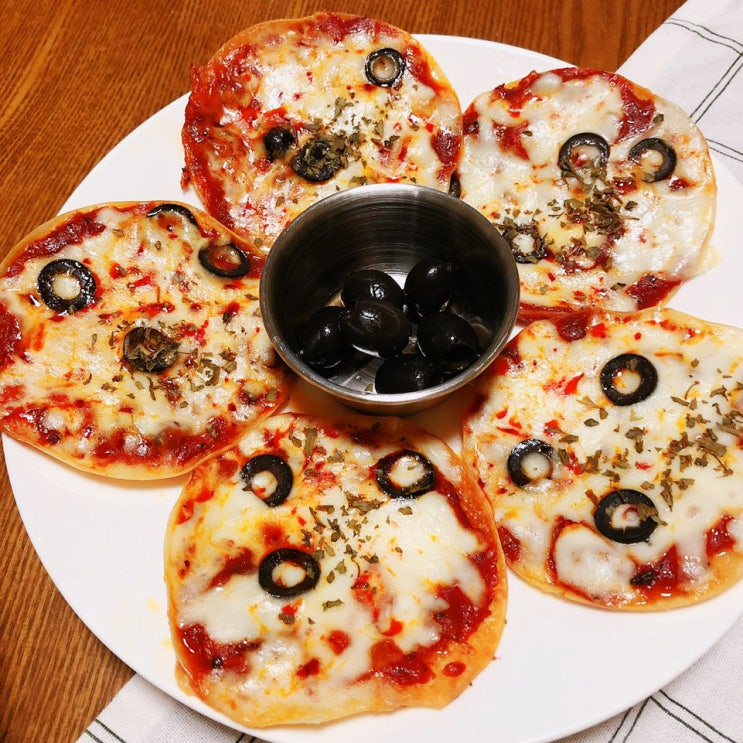  오뚜기 찹쌀 왕 만두 피와 노브랜드 홈스타일 토마토 스파게티 소스로 간단한 만두피 피자 만드는 방법