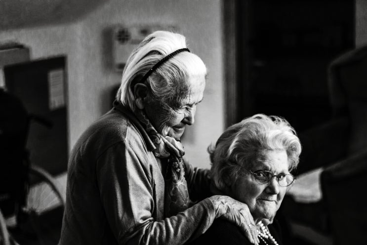 70대 이상의 독거노인의 정신적 건강의 협력자 노인심리상담사 수험정보 알아보기