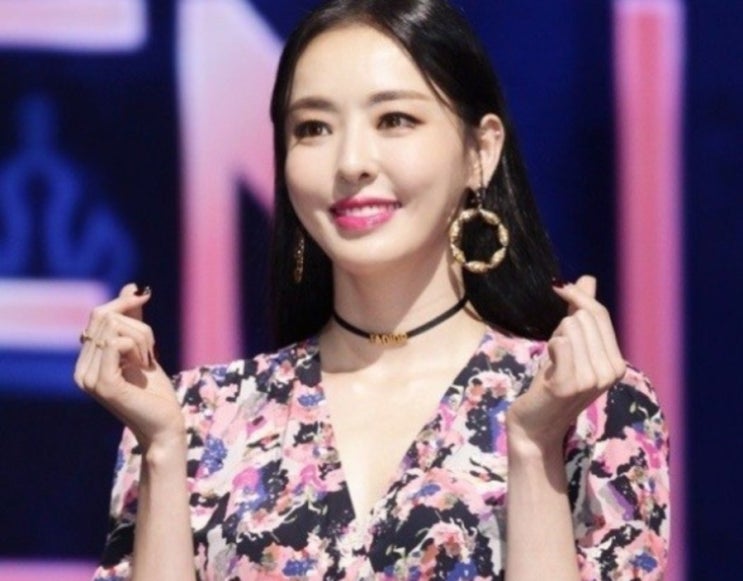 이다희 패션 엠넷 컴백 전쟁 퀸덤 제작발표회에서 입은 이로 원피스, 디올 초커, 지미추 뮬 이다희 패션 엠넷 컴백 전쟁 퀸덤 제작발표회에서 입은 이로 원피스, 디올 초커, 지미추 뮬