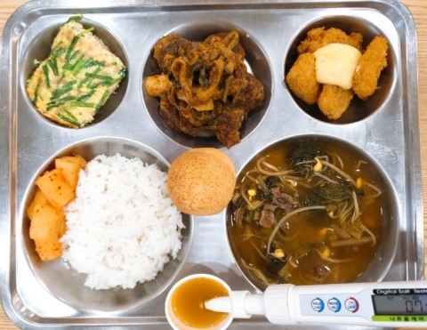  [학교영양사]8월29일/얼큰소고기국밥, 순대야채볶음, 대구살구이&유자소스, 계란구이, 깍두기, 생크림비스킷슈