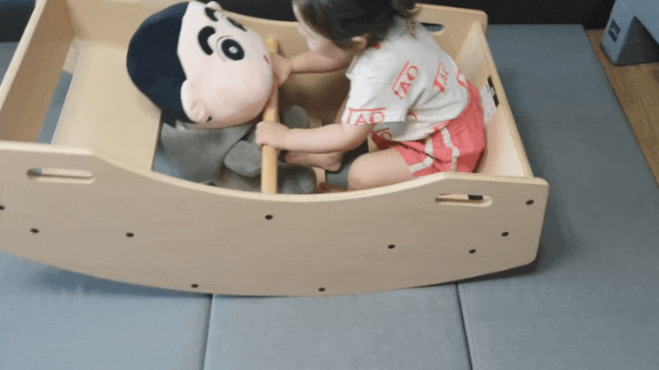 유아책상 하나로 공부와 놀이 단방에 해결:)