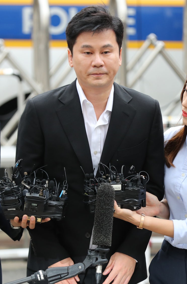  케이팝 3대 기획사 중 첫 포토라인 선 양현석 “환치기 혐의 사실이냐”