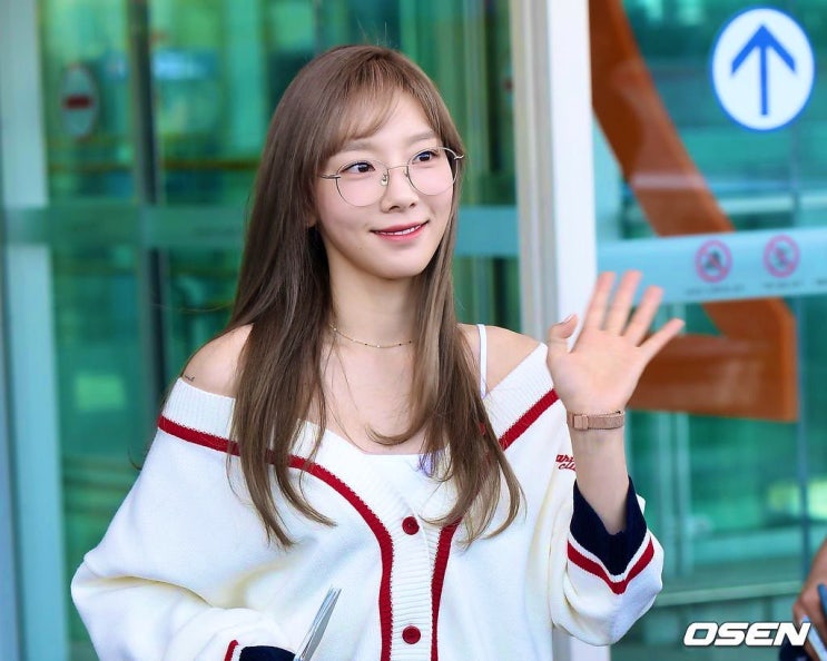  190830 태연 인천공항 출국 기사사진; 프라하 화보 촬영