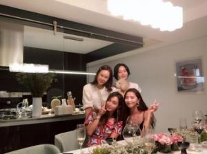 이정현 집들이 인증샷에 오윤아, 백지영, 이민정 모임... "여신들의 만찬" 이정현 집들이 인증샷에 오윤아, 백지영, 이민정 모임... "여신들의 만찬"