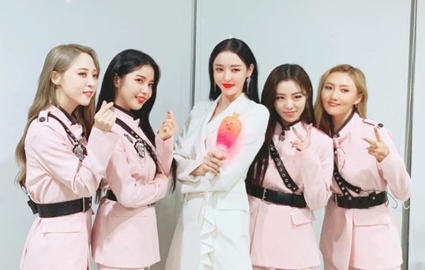  이다희, 페미닌한 수트룩으로 '절제된 섹시미' 뽐내
