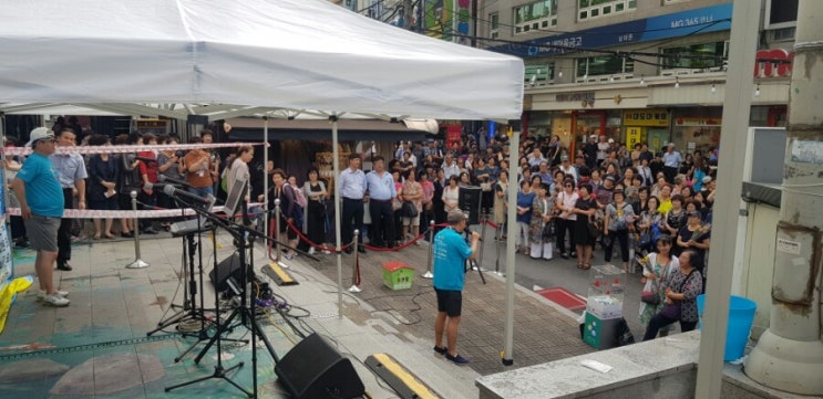  박상민-황기순 '사랑더하기'모금자선투어 가수피터펀과 함께 남대문 시장이 들썩거렸다.