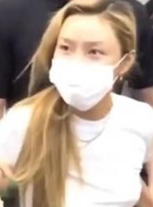 화사 공항패션 ‘충격 실체는?’... 네티즌 수사대가 찾아낸 논란의 사진 한 장 ‘핫이슈 등극’ 화사 공항패션 ‘충격 실체는?’... 네티즌 수사대가 찾아낸 논란의 사진 한 장 ‘핫이슈 등극’