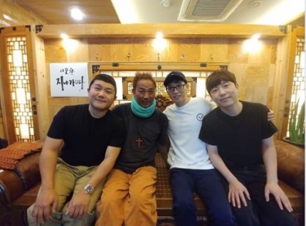 개그맨 김철민 "유재석·조세호 후원금, 박명수 라디오…눈물나게 감동" 개그맨 김철민 "유재석·조세호 후원금, 박명수 라디오…눈물나게 감동"