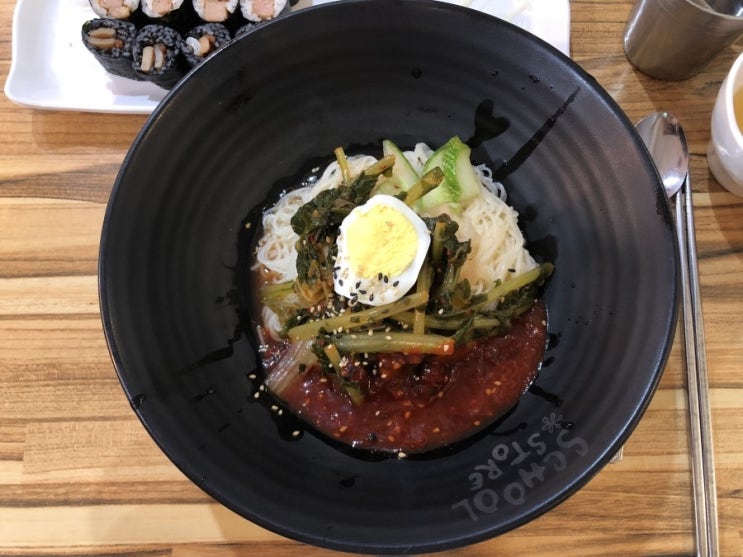  쇼핑을 즐기다 새콤달콤한 열무비빔국수가 먹고 싶어 스쿨스토어 방문했어요~