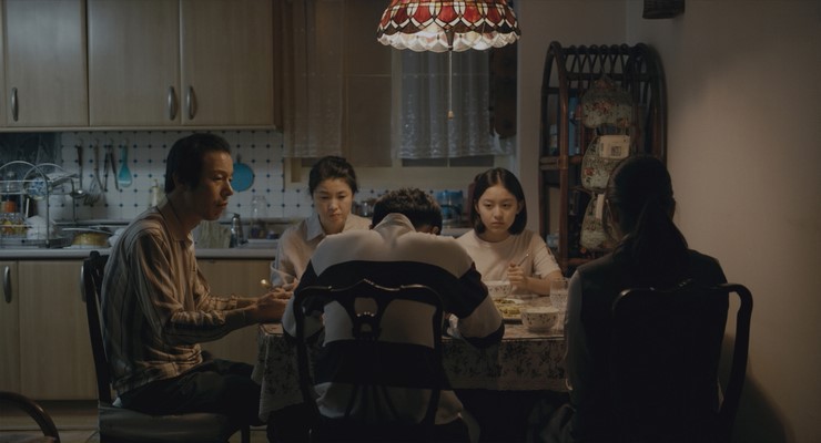  벌새 (뒤돌아 본 시간의 찰나가 남긴 긴 공기) - 평점 8점