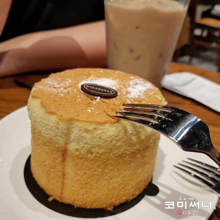 남성역 스타벅스 한입에도 행복해지는 스타벅스 디저트 (Feat.부드러운 생크림 카스테라) 핫플 스타벅스 남성역점 남성역 스타벅스 한입에도 행복해지는 스타벅스 디저트 (Feat.부드러운 생크림 카스테라) 핫플 스타벅스 남성역점