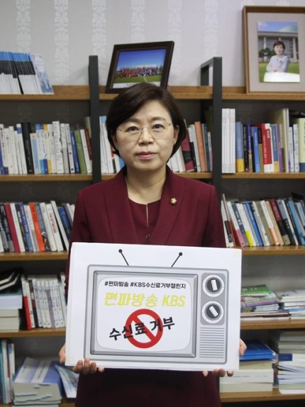 자유한국당 “조국, 꽃보며 자위나 하시라”…與 “성희롱·모욕” 자유한국당 “조국, 꽃보며 자위나 하시라”…與 “성희롱·모욕”