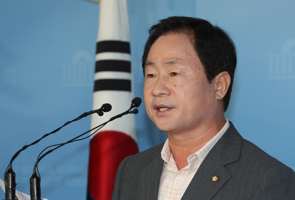  주광덕 "조국 딸, 고3 때 동시에 인턴 3개...아버지 재직한 서울대 법대서 셀프 인턴도"  출처 : http://news.chosun.com/site/data/html_dir/2019/09/01/2019090101120.html