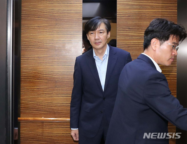 조국 엘리베이터, 열릴때 닫힐때 표정 논란 "괜한 논쟁일뿐" vs "국민이 우습냐" 팽팽 조국 엘리베이터, 열릴때 닫힐때 표정 논란 "괜한 논쟁일뿐" vs "국민이 우습냐" 팽팽