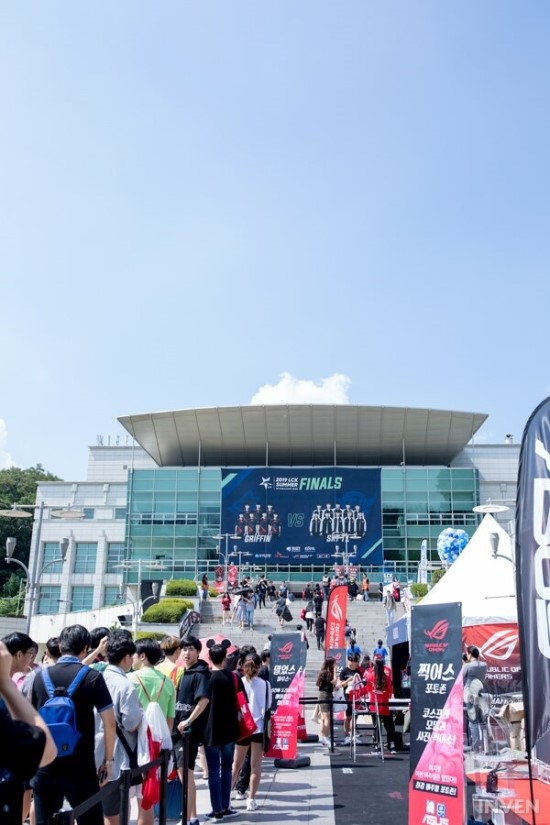 정상에서 다시 만난 SKT T1과 그리핀! 롤챔스 섬머 결승전 현장 풍경-1 정상에서 다시 만난 SKT T1과 그리핀! 롤챔스 섬머 결승전 현장 풍경-1