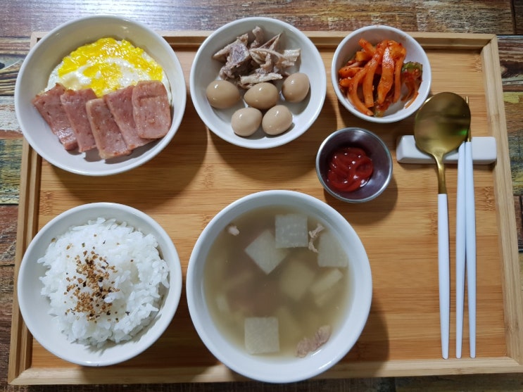  트레이 집 밥 - 소고기뭇국과 밥