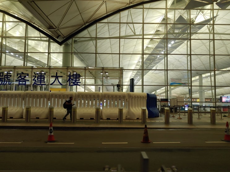  홍콩 시위, 조용하고 삭막한 홍콩 국제 공항