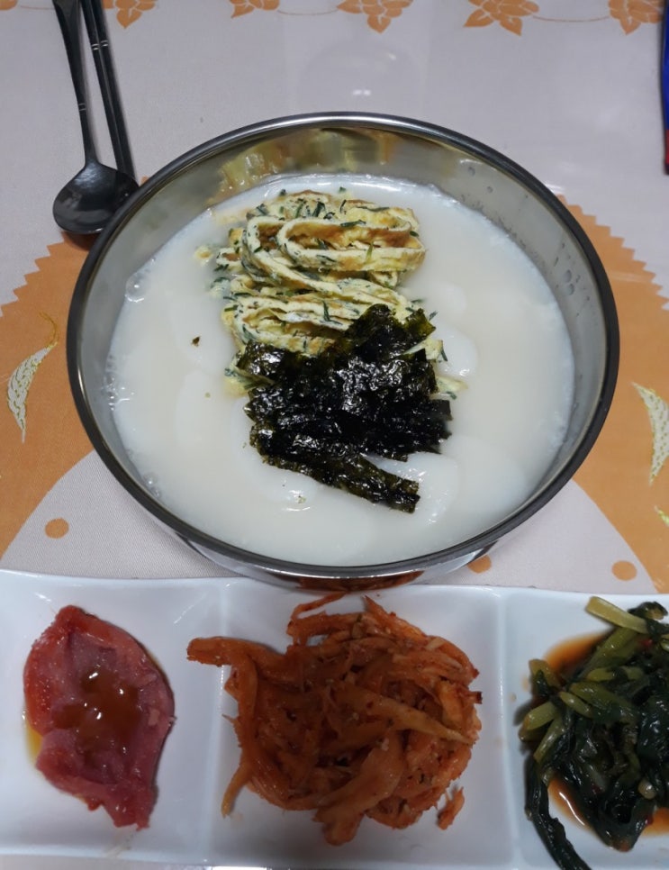  부추계란 지단에 맛있는 사골떡국(정독 안하면 손해)