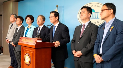 조국, 인사청문회 대신 오후 3시 직접 국회서 기자회견 조국, 인사청문회 대신 오후 3시 직접 국회서 기자회견